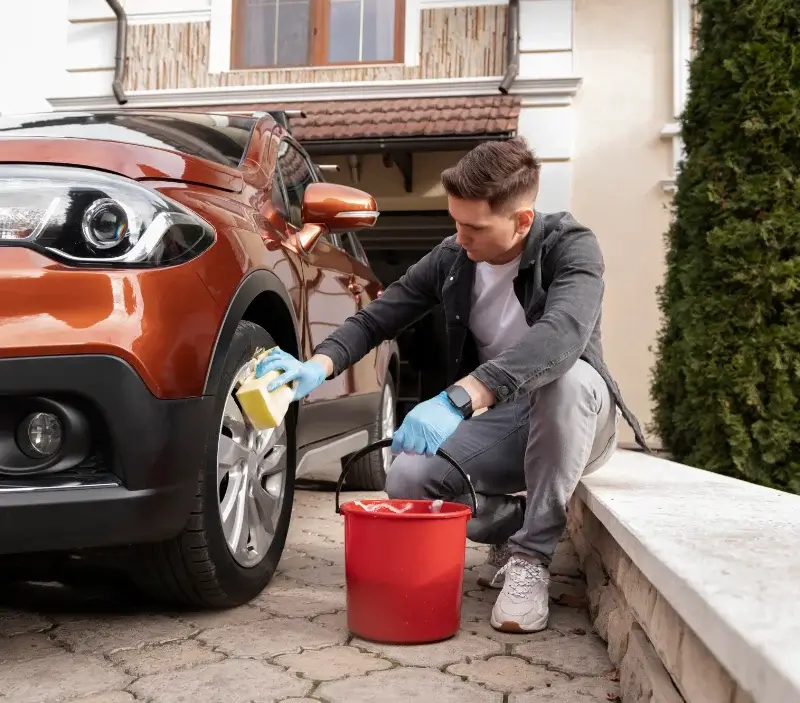 Lavage auto à domicile Soye-en-Septaine : professionnel intervenant sur un véhicule